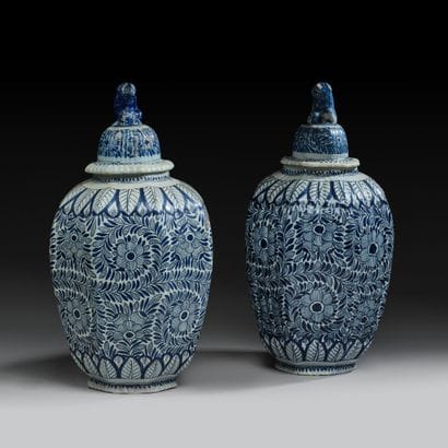 DELFT, XIXème 
Paire de pots couverts en...