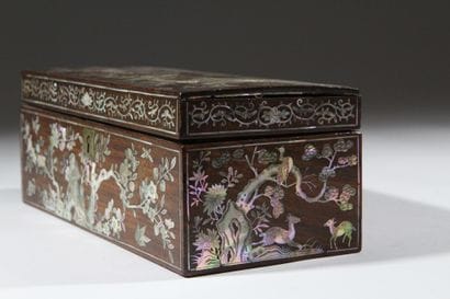 CHINA - 20th century 
Wooden glove box decorated...