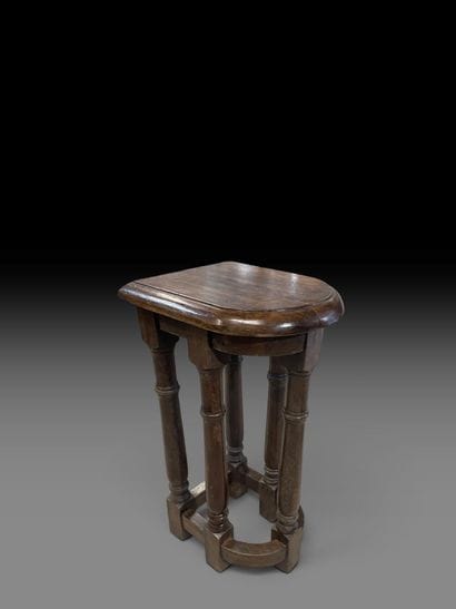 Tabouret formant sellette de forme semi circulaire...