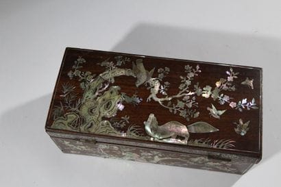 CHINA - 20th century 
Wooden glove box decorated...