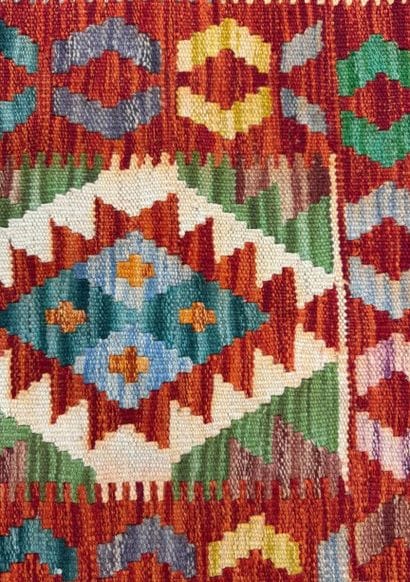 Petit tapis mécanique à décor de losanges...