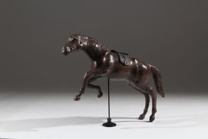 Sujet zoomorphe figurant un cheval cabré...