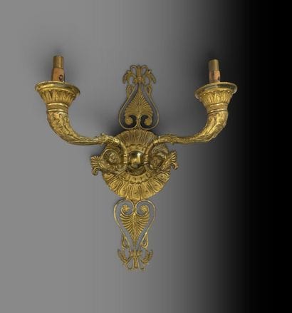 Applique à deux lumières en bronze ciselé...
