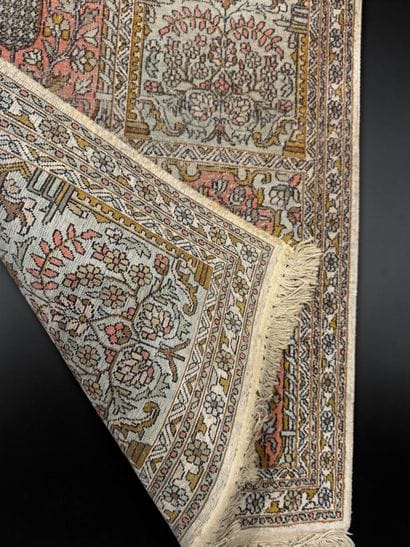 Paire de carpettes en velours de soie à décor...