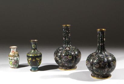 CHINE - XXème 
Paire de vases en émaux cloisonnés...