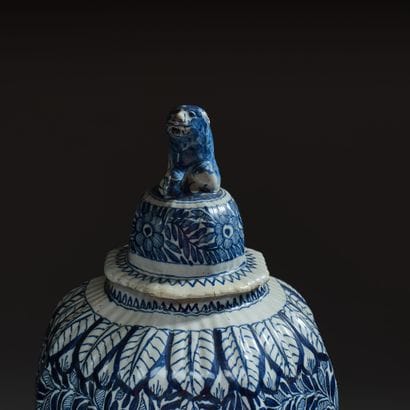 DELFT, XIXème 
Paire de pots couverts en...