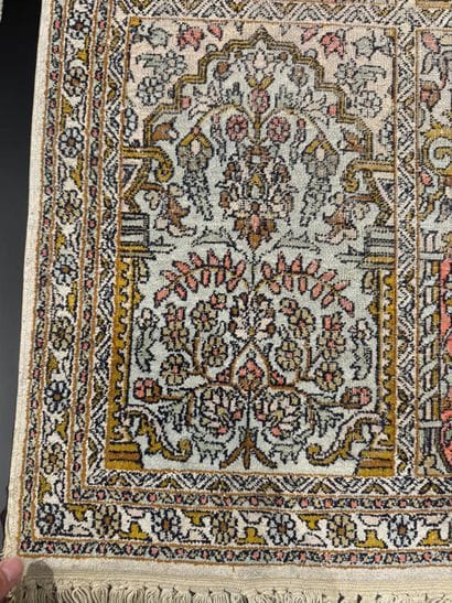 Paire de carpettes en velours de soie à décor...