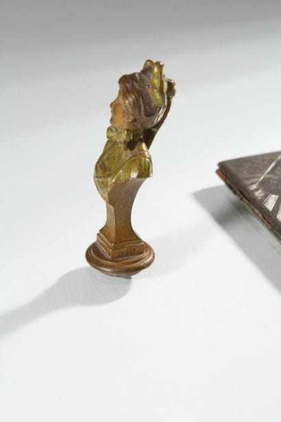 Cachet en bronze patiné vert et brun figurant...