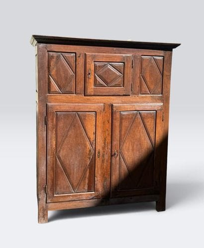 Armoire en chêne mouluré à corniche sculptée...