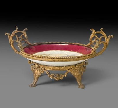 Coupe en porcelaine, monture en bronze doré...