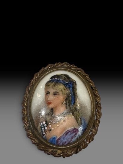 LIMOGES FRANCE
Portrait d’une élégante à...