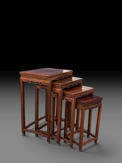 CHINE - XXème
Suite de quatre tables gigognes...