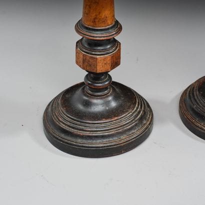 Paire de flambeaux en bois tourné et bois...