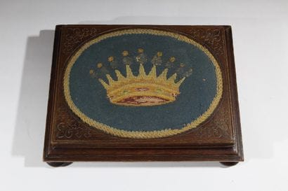 Petit tabouret de pied brodé d'une couronne...