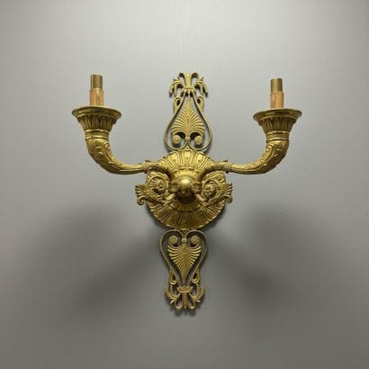 Applique à deux lumières en bronze ciselé...