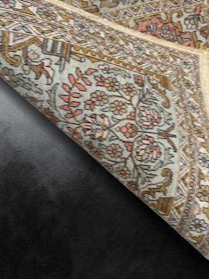 Paire de carpettes en velours de soie à décor...