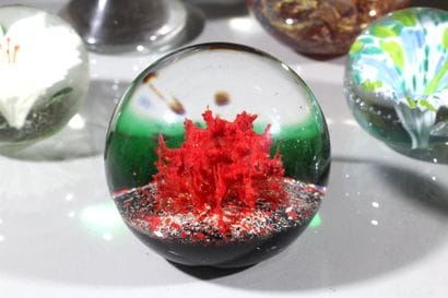 Suite de sept boules presse papier en verre...