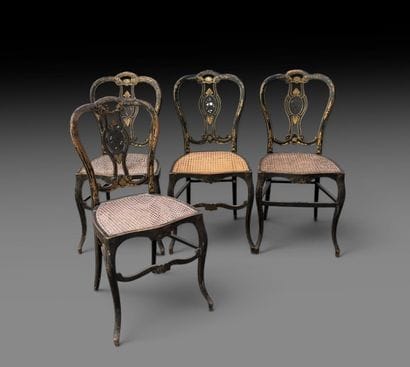 Suite de quatre chaises en bois noirci à...
