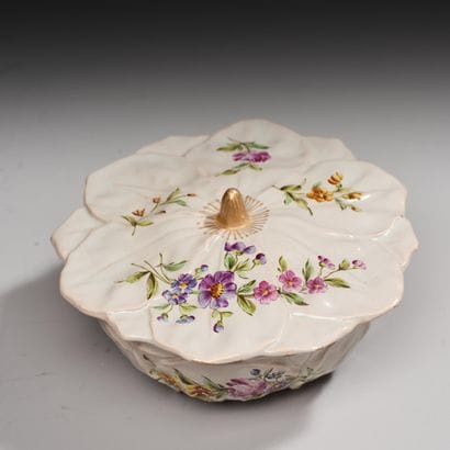 Emile GALLÉ (1846-1904)
Bonbonnière en faïence...