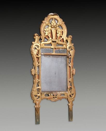 Miroir à parecloses en bois sculpté et doré...