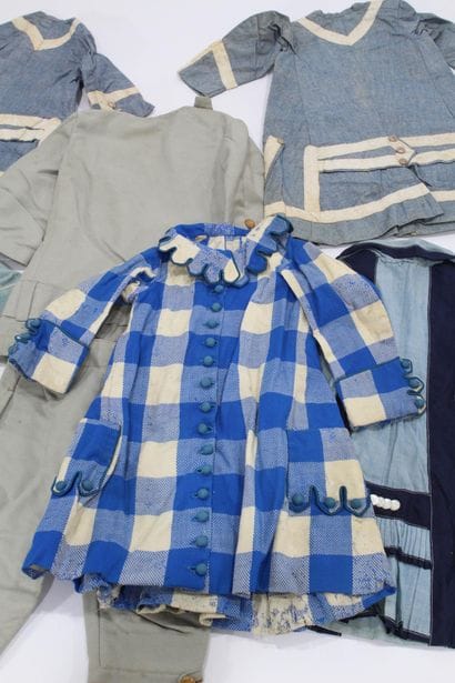 8 vêtements d'enfants circa 1920 / 1940
comprenant...