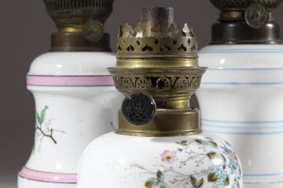 Réunion de trois lampes à pétrole à réservoirs...