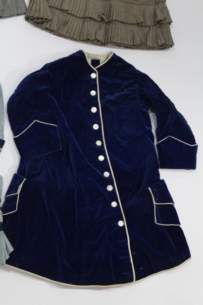 8 vêtements d'enfants circa 1920 / 1940
comprenant...