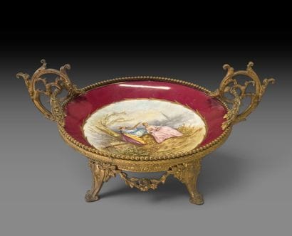 Coupe en porcelaine, monture en bronze doré...