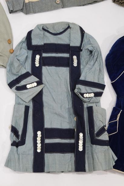 8 vêtements d'enfants circa 1920 / 1940
comprenant...