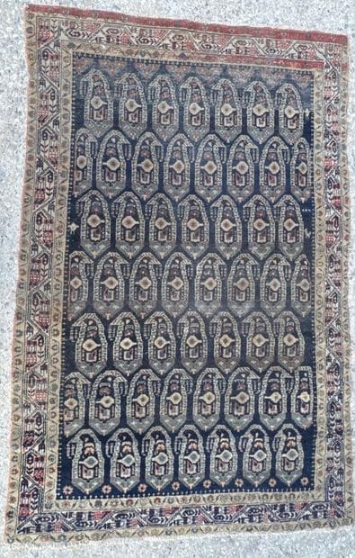 Tapis noué main en laine à décor géométrique...