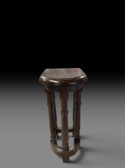 Tabouret formant sellette de forme semi circulaire...