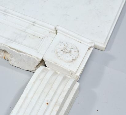 Cheminée d'époque Louis XVI en marbre blanc

Haut....