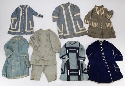 8 vêtements d'enfants circa 1920 / 1940
comprenant...