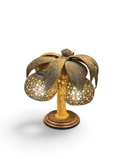 Lampe à trois lumières en bois et cordelettes...
