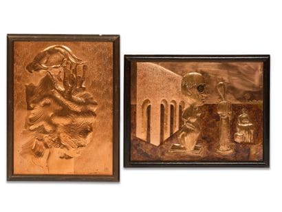 Réunion de deux plaques en cuivre travaillées...