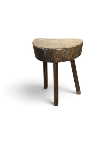 BRUTALIST DESIGN
Semi-circular tripod side...