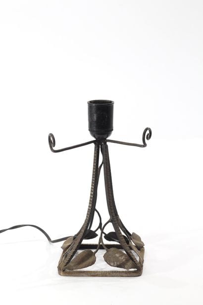 ART DECO WORK
Lamp base in hammered wrought-iron...