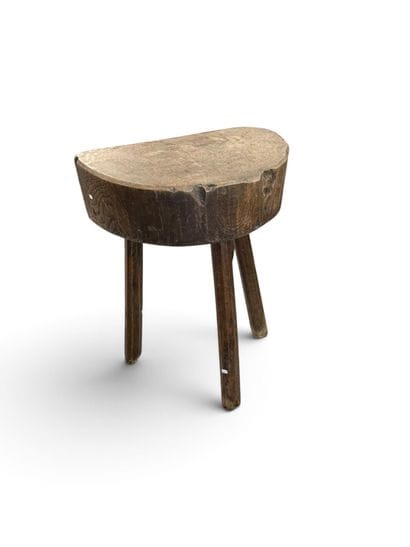 BRUTALIST DESIGN
Semi-circular tripod side...