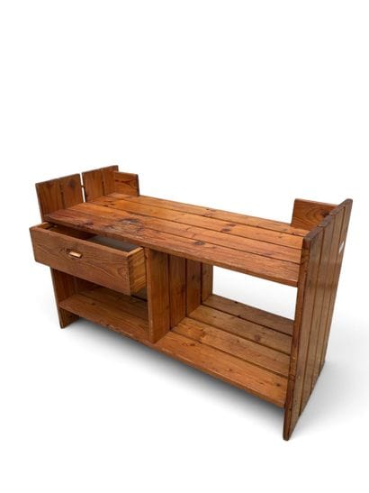 In the style of MAISON REGAIN
A bedside table...