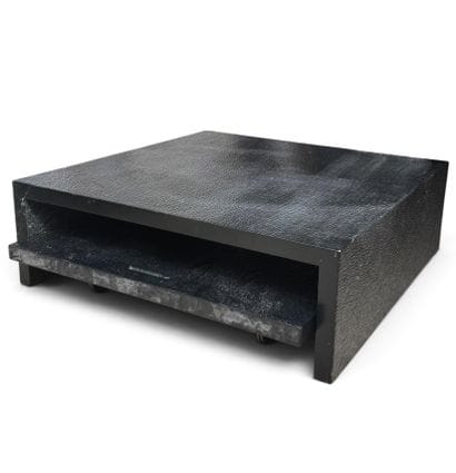 Large table basse en composition laquée noir...