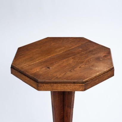 ART DECO PIECE 
Molded walnut pedestal table...