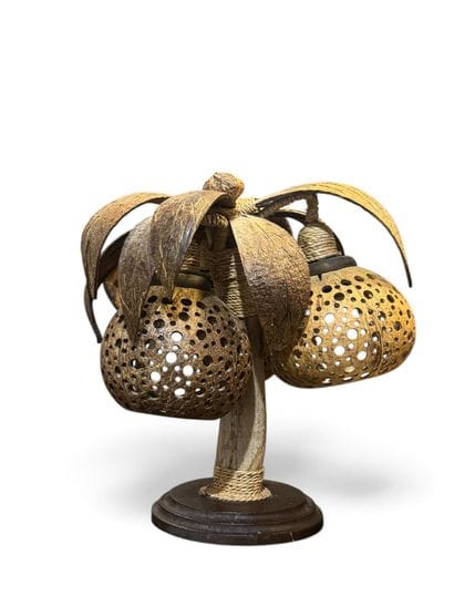 Lampe à trois lumières en bois et cordelettes...