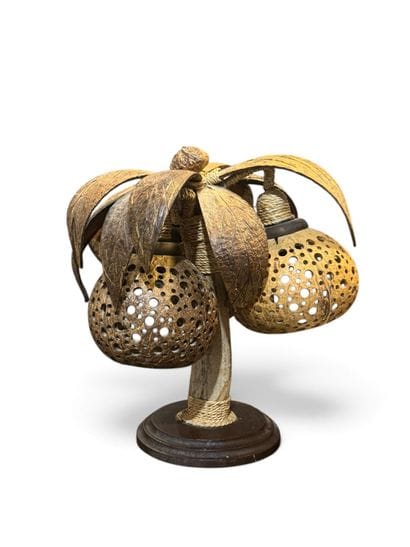 Lampe à trois lumières en bois et cordelettes...