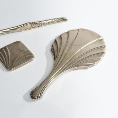 ART DECO PIECE 
Silver plated toiletries...
