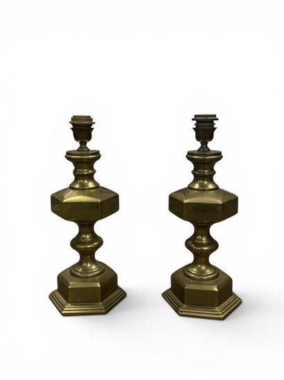 Paire de lampes en bronze à fût de balustre...