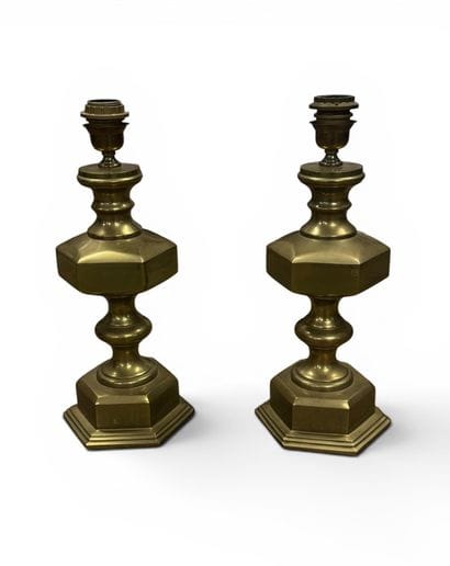 Paire de lampes en bronze à fût de balustre...