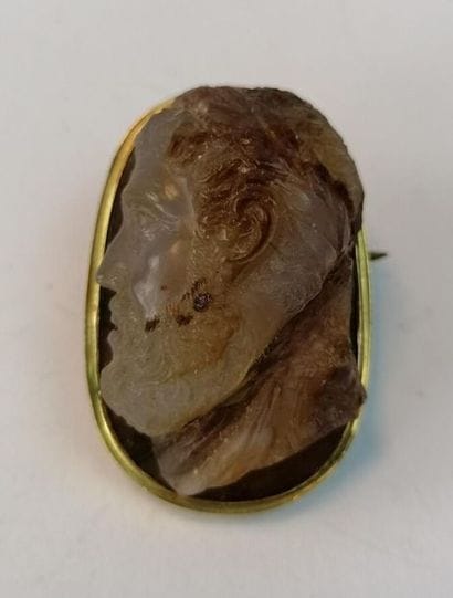 Cameo in yellow gold decorated with an agate...