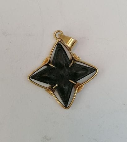 Yellow gold pendant decorated with a star...