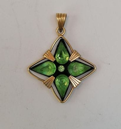 Yellow gold pendant decorated with a star...