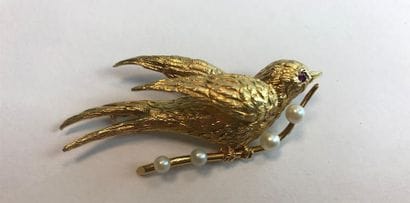 CHAUMET- Bird brooch in yellow gold, eye...